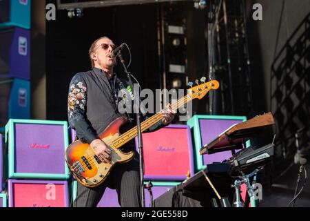 Chicago, USA. August 2021. Scott Shriner von Weezer während der Hella Mega Tour im Wrigley Field am 15. August 2021 in Chicago, Illinois (Foto: Daniel DeSlover/Sipa USA) Quelle: SIPA USA/Alamy Live News Stockfoto