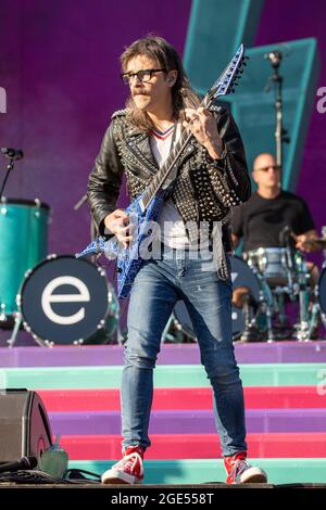 Chicago, USA. August 2021. Rivers Cuomo of Weezer während der Hella Mega Tour am Wrigley Field am 15. August 2021 in Chicago, Illinois (Foto: Daniel DeSlover/Sipa USA) Quelle: SIPA USA/Alamy Live News Stockfoto