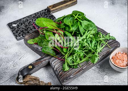 Frisches gemischtes Gemüse, Spinat, mangold und Rucola. Weißer Hintergrund. Draufsicht Stockfoto
