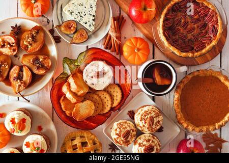 Herbstliches Food-Konzept. Auswahl an Torten, Vorspeisen und Desserts. Draufsicht Tischszene auf weißem Holzhintergrund. Stockfoto