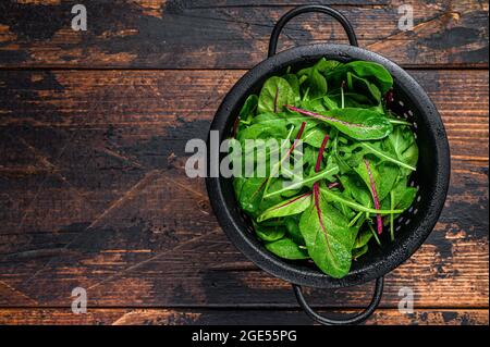 Frisches, rohes, gemischtes Gemüse, Spinat, mangold und Rucola. Dunkler Holzhintergrund. Draufsicht. Speicherplatz kopieren Stockfoto