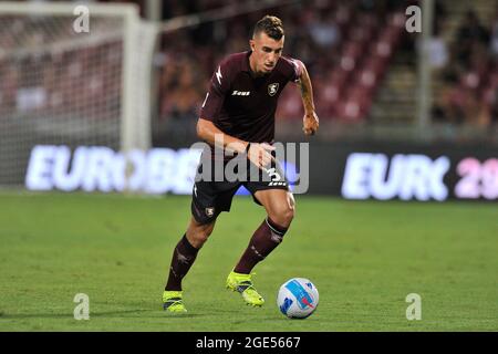 Salerno, Italien. August 2021. Matteo Ruggeri Spieler von Salernitana, während des italienischen Cup-Spiels zwischen Salernitana gegen Reggina Endergebnis 2-0, Spiel im Arechi-Stadion in Salerno gespielt. Salerno, Italien, 16. August 2021. (Foto von Vincenzo Izzo/Sipa USA) Quelle: SIPA USA/Alamy Live News Stockfoto