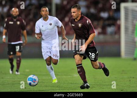 Salerno, Italien. August 2021. Leonardo Capezzi Spieler von Salernitana, während des italienischen Cup-Spiels zwischen Salernitana gegen Reggina Endergebnis 2-0, Spiel im Arechi-Stadion in Salerno gespielt. Salerno, Italien, 16. August 2021. (Foto von Vincenzo Izzo/Sipa USA) Quelle: SIPA USA/Alamy Live News Stockfoto