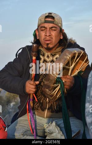 Ein indigener Musiker spielt während des Rituals zur Wintersonnenwende eine traditionelle Trommel. Stockfoto