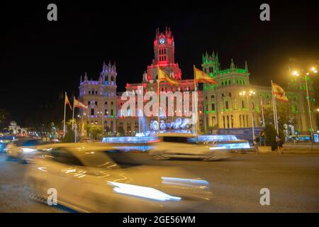 Der Stadtrat von Madrid beleuchtet heute Abend den Cibeles-Brunnen mit den Farben der afghanischen Flagge in Solidarität mit den Menschen dieses Landes, nachdem seine Hauptstadt Kabul den Taliban in die Hände fiel. Dies erklärte der Bürgermeister von Madrid, José Luis Martínez Almeida, in seinen sozialen Netzwerken, wo er sich auf die afghanischen Frauen und die Notwendigkeit konzentriert hat, ihre Rechte zu garantieren. Dies ist nicht die erste Geste, die der Stadtrat der Hauptstadt mit diesem Volk nach der raschen Eroberung der Taliban hat, seit heute Morgen der stellvertretende Bürgermeister, Begoña Villacís, angekündigt, dass 25 Orte der Zeitweiligen Stockfoto