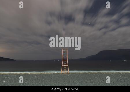 Pucon, Araukanien, Chile. August 2021. Die Nacht am Ufer des Villarrica-Sees in Pucon, Südchile. (Bild: © Matias Basualdo/ZUMA Press Wire) Bild: ZUMA Press, Inc./Alamy Live News Stockfoto