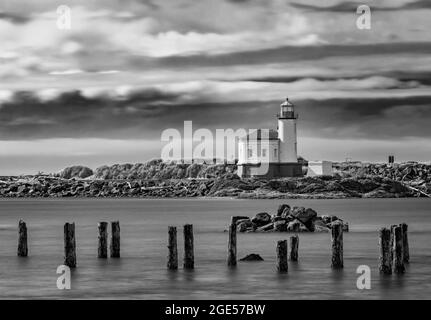 Coquille River Light ist ein Leuchtturm in der Nähe von Bandon, Oregon, USA. Der Leuchtturm wurde 1895 eröffnet und 1977 restauriert. Sie ist aktuell Stockfoto