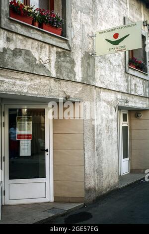 Bild des Hauptbüros von Frauen für Frauen, oder zene za zene, in Bosnien, in Mostar. Es ist eine Mikrokreditstiftung und eine NGO. Stockfoto