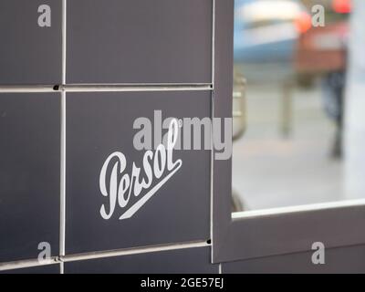 Bild des Persol-Zeichens mit dem Logo auf dem Einzelhändler in Belgrad. Persol ist eine italienische Luxusbrillen-Marke, die sich auf die Herstellung spezialisiert hat Stockfoto