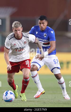 Genua, Italien, 16. August 2021. Simone Corazza von US Alessandria wird von Jeison Murillo von UC Sampdoria während des Coppa Italia-Spiels in Luigi Ferraris, Genua, verfolgt. Bildnachweis sollte lauten: Jonathan Moscrop / Sportimage Kredit: Sportimage/Alamy Live Nachrichten Kredit: Sportimage/Alamy Live Nachrichten Stockfoto