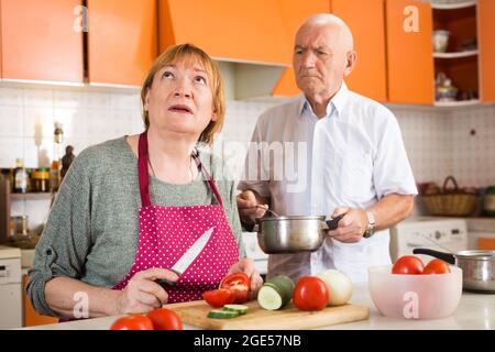 Ältere Frau beleidigte ihren Mann Stockfoto