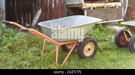 Gartenwagen steht auf dem Gras Stockfoto