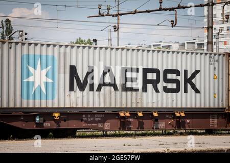 Bild eines Schildes mit dem Logo von Maersk auf einem Container, der in Ljubljana, Slowenien, per Bahn verschifft wird. Maersk ist ein dänisches integriertes Reederei Stockfoto