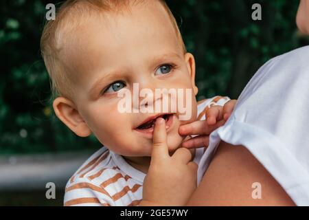 Der kleine Junge schaut seiner Mutter über die Schulter. Stockfoto