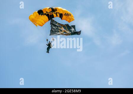 US Army Staff Sgt. Logan Maples, US Army Fallschirmspringer, landet am 14. August 2021 im Airborne and Special Operations Museum in Miyetteville, North Carolina. Die Veranstaltung fand anlässlich des National Airborne Day statt. (USA Armeefoto von Megan Hackett) Stockfoto