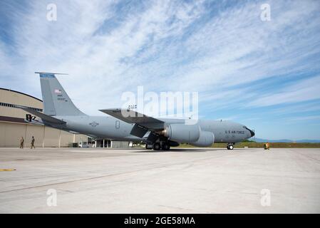 Die Crew-Leiter des 6. Aircraft Maintenance Squadron, die der MacDill Air Force Base, Florida, zugewiesen wurden, helfen bei der Kontrolle vor dem Flug vor einem Training für das Betanken auf der Misawa Air Base, Japan, 5. Juni 2021. Mitglieder der 50. Lufttankschwadron flogen zum Misawa Air Base, Japan, Unterstützung bei der klassifizierten Planung und vollständig integrierten Missionsunterweisungen für die Pacific Weasel Large Force Übung 2021 und Bereitstellung von Luftbetankung für ein P-8-Seepatrouillenflugzeug der US-Marine, das dem Patrol Squadron (VP) 45, Naval Air Station Jacksonville, Florida, zugewiesen wurde, und die ihre volle Einsatzbereitschaft zum Tanken unter Beweis stellte Stockfoto