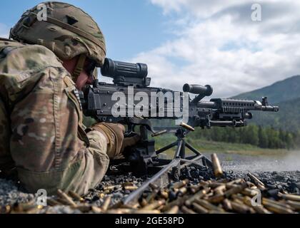 SPC der US-Armee. Paxton Butler, ein Kampfingenieur, der dem 6th Brigade Engineer Battalion (Airborne), 4th Infantry Brigade Combat Team (Airborne), 25th Infantry Division, U.S. Army Alaska, zugewiesen wurde, feuert ein M240B-Maschinengewehr, während er ein Live-Feuertraining auf der Statler Range auf der Joint Base Elmendorf-Richardson, Alaska, am 3. August 2021, durchführt. Die Soldaten übten die Identifizierung und Einbindung von Zielen in unterschiedlichen Entfernungen, um ihre Fähigkeiten mit den Waffen in einer Rolle als Unterstützung durch Feuer zu festigen. (USA Luftwaffe Foto von Airman 1st Class Patrick Sullivan) Stockfoto