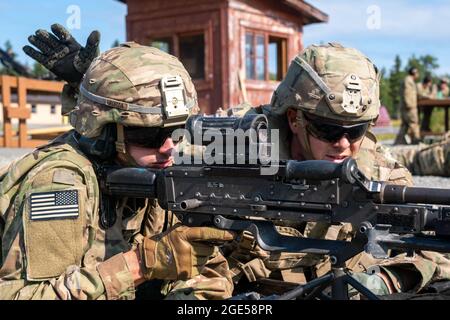 U.S. Army PFC. Jeremy Porta (links) und SPC. Richard Evans, Kampfingenieure, die dem 6. Brigade-Ingenieur-Bataillon (Airborne), dem 4. Infanterie-Brigade-Kampfteam (Airborne), der 25. Infanterie-Division, der US-Armee Alaska, zugewiesen sind, feuern ein M240B-Maschinengewehr, während er ein Live-Feuertraining auf der Statler Range auf der Joint Base Elmendorf-Richardson, Alaska, am 3. August 2021 Die Soldaten übten die Identifizierung und Einbindung von Zielen in unterschiedlichen Entfernungen, um ihre Fähigkeiten mit den Waffen in einer Rolle als Unterstützung durch Feuer zu festigen. (USA Luftwaffe Foto von Airman 1st Class Patrick Sullivan) Stockfoto