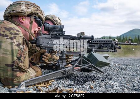 U.S. Army Pvt. Charles Becker und SPC. Trevor Tate, Kampfingenieure, die dem 6. Brigade-Ingenieur-Bataillon (Airborne), dem 4. Infanterie-Brigade-Kampfteam (Airborne), der 25. Infanterie-Division, der US-Armee Alaska, zugewiesen sind, feuern ein M240B-Maschinengewehr, während sie Live-Feuertraining auf der Statler Range auf der Joint Base Elmendorf-Richardson, Alaska, am 3. August 2021, Die Soldaten übten die Identifizierung und Einbindung von Zielen in unterschiedlichen Entfernungen, um ihre Fähigkeiten mit den Waffen in einer Rolle als Unterstützung durch Feuer zu festigen. (USA Luftwaffe Foto von Airman 1st Class Patrick Sullivan) Stockfoto