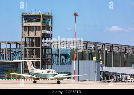 Das Flugzeug, in dem der US-Botschafter in der Türkei, Botschafter David M. Satterfield, Taxis am Flughafen Dalaman hält, um den Abflug am 13. August 2021 vorzubereiten. Satterfield begrüßte zwei Besatzungen des 1. Bataillons, 214. Aviation Regiment, Teil der 12. Combat Aviation Brigade, die sich in der Türkei befinden, um bei der Luftfeuerwehr zu helfen. (USA Foto der Armee von Staff Sgt. Christopher Stewart) Stockfoto