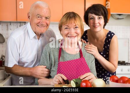 Das ältere Paar und ihre Tochter kochen Stockfoto