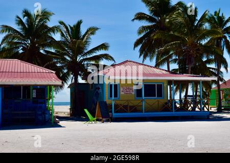 Farbenfrohe Gebäude an der Spaltung auf Caye Caulker, Belize Stockfoto