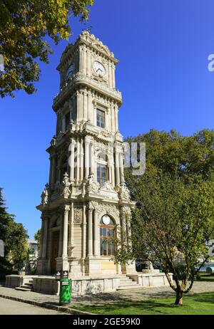 Dolmabahçe Uhrturm in der Nähe des Palastes Dolmabahçe, angrenzend an die Bosporus-Meerenge in Istanbul, Türkei Stockfoto