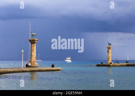 Eintritt zum Mandraki Hafen von Rhodos und dem Ort der berühmten Statue des Kolosses von Rhodos. Stockfoto