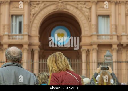 Buenos Aires, Argentinien. August 2021. Menschen auf dem marsch der Steine für die Opfer von Covid-19. Verwandte und enge Mitarbeiter, die sich auf der Plaza de Mayo einberufen hatten, demonstrierten auf der Plaza de Mayo hauptsächlich, um ihre Verwandten und Bekannten zu betrauern, die von Covid-19 getötet wurden, und legten einen Stein mit ihrem Namen an die Tür des Nationalregierungshauses. (Foto: Esteban Osorio/Pacific Press) Quelle: Pacific Press Media Production Corp./Alamy Live News Stockfoto