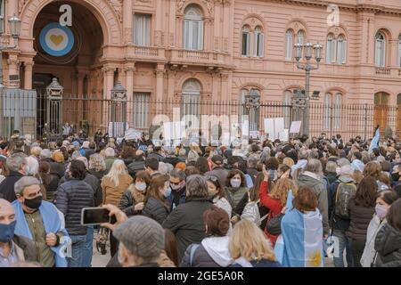 Buenos Aires, Argentinien. August 2021. Menschen auf dem steinmarsch vor dem Regierungsgebäude der Nation. Auf dem Plaza de Mayo versammelten sich Angehörige und enge Mitarbeiter, die vor allem um ihre durch Covid-19 getöteten Verwandten und Bekannten trauerten. Einen Stein mit ihrem Namen auf die Tür des Nationalregierungshauses legen. (Foto: Esteban Osorio/Pacific Press) Quelle: Pacific Press Media Production Corp./Alamy Live News Stockfoto