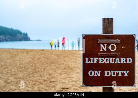 Schild an einem Sandstrand mit der Aufschrift „No Lifeguard on Duty“ Stockfoto