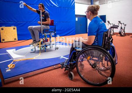 Rostock, Deutschland. August 2021. Christian Schenk, Olympiasieger im Zehnkampf 1988 in Seoul, trainiert als Landestrainer für para-Athleten in Mecklenburg-Vorpommern mit Hanna Wichmann vom 1.LV Rostock im Kugelschuss. Der Olympiasieger im Zehnkampf arbeitet als Trainer für behinderte Leichtathleten. Ihr großes langfristiges Ziel: Die Paralympics. (An 'Olympiasieger als para-Trainer: Schenk träumt von Espresso in Paris') Quelle: Jens Büttner/dpa-Zentralbild/dpa/Alamy Live News Stockfoto