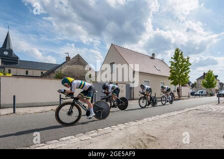 Etouvelles, Frankreich. August 2021. Das australische Team wurde während des Zeitfahrens in Aktion gesehen. Die zweite Etappe der Tour de l'Avenir 2021 ist ein Team-Zeitfahren auf einem Rundkurs um die Stadt Laon am 15. August. Tour de l'Avenir ist ein Radwettbewerb, der vom 13. Bis 22. August 2021 stattfindet und für Radfahrer unter 23 Jahren reserviert ist. Sieger der zweiten ersten Etappe ist das niederländische Team. Kredit: SOPA Images Limited/Alamy Live Nachrichten Stockfoto