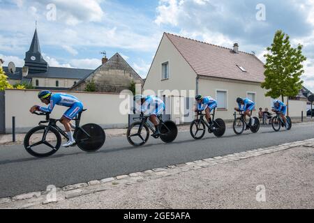 Etouvelles, Frankreich. August 2021. Das tschechische Team wurde während des Zeitfahrens in Aktion gesehen. Die zweite Etappe der Tour de l'Avenir 2021 ist ein Team-Zeitfahren auf einem Rundkurs um die Stadt Laon am 15. August. Tour de l'Avenir ist ein Radwettbewerb, der vom 13. Bis 22. August 2021 stattfindet und für Radfahrer unter 23 Jahren reserviert ist. Sieger der zweiten ersten Etappe ist das niederländische Team. Kredit: SOPA Images Limited/Alamy Live Nachrichten Stockfoto