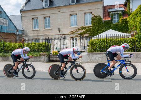 Etouvelles, Frankreich. August 2021. Das Schweizer Team hat während des Zeitfahrens in Aktion gesehen. Die zweite Etappe der Tour de l'Avenir 2021 ist ein Team-Zeitfahren auf einem Rundkurs um die Stadt Laon am 15. August. Tour de l'Avenir ist ein Radwettbewerb, der vom 13. Bis 22. August 2021 stattfindet und für Radfahrer unter 23 Jahren reserviert ist. Sieger der zweiten ersten Etappe ist das niederländische Team. Kredit: SOPA Images Limited/Alamy Live Nachrichten Stockfoto