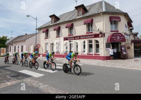 Etouvelles, Frankreich. August 2021. Das slowenische Team wurde während des Zeitfahrens in Aktion gesehen. Die zweite Etappe der Tour de l'Avenir 2021 ist ein Team-Zeitfahren auf einem Rundkurs um die Stadt Laon am 15. August. Tour de l'Avenir ist ein Radwettbewerb, der vom 13. Bis 22. August 2021 stattfindet und für Radfahrer unter 23 Jahren reserviert ist. Sieger der zweiten ersten Etappe ist das niederländische Team. Kredit: SOPA Images Limited/Alamy Live Nachrichten Stockfoto