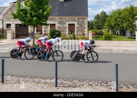 Etouvelles, Frankreich. August 2021. Das russische Team wurde während des Zeitfahrens in Aktion gesehen. Die zweite Etappe der Tour de l'Avenir 2021 ist ein Team-Zeitfahren auf einem Rundkurs um die Stadt Laon am 15. August. Tour de l'Avenir ist ein Radwettbewerb, der vom 13. Bis 22. August 2021 stattfindet und für Radfahrer unter 23 Jahren reserviert ist. Sieger der zweiten ersten Etappe ist das niederländische Team. Kredit: SOPA Images Limited/Alamy Live Nachrichten Stockfoto