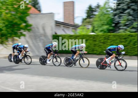 Etouvelles, Frankreich. August 2020. Das estnische Team sah während des Zeitfahrens in Aktion. Die zweite Etappe der Tour de l'Avenir 2021 ist ein Team-Zeitfahren auf einem Rundkurs um die Stadt Laon am 15. August. Tour de l'Avenir ist ein Radwettbewerb, der vom 13. Bis 22. August 2021 stattfindet und für Radfahrer unter 23 Jahren reserviert ist. Sieger der zweiten ersten Etappe ist das niederländische Team. (Foto: Laurent Coust/SOPA Images/Sipa USA) Quelle: SIPA USA/Alamy Live News Stockfoto