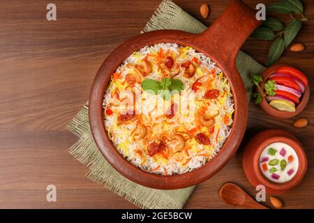 Vegetable biryani biriyani , Hyderabadi Shahi Pulao und raita Pilaf Basmati Reisgericht indische Gewürze Kerala Indien Sri Lanka Pakistan. Ghee-Reis, Zitrone Stockfoto