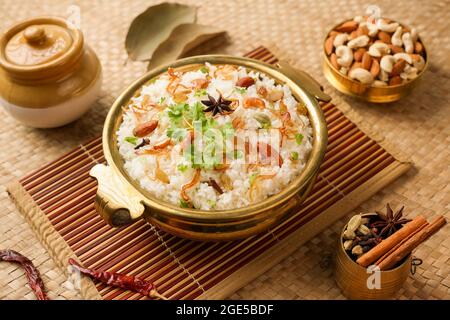 Vegetable biryani biriyani , Hyderabadi Shahi Pulao und raita Pilaf Basmati Reisgericht indische Gewürze Kerala Indien Sri Lanka Pakistan. Ghee-Reis, Zitrone Stockfoto