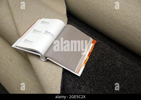 Hintergrund von Teppichrollen und ein paar Tapetenprobenbüchern Stockfoto
