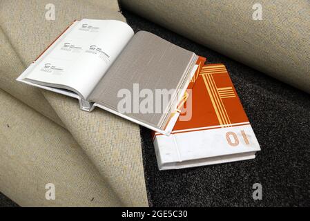 Hintergrund von Teppichrollen und ein paar Tapetenprobenbüchern Stockfoto
