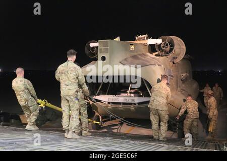 Antennenporteure arbeiten mit Betreuern zusammen, um einen CH-47 Chinook in einen C-17 Globemaster III zu laden, um die rückwirkende Mission Resolute Support in Afghanistan zu unterstützen, 16. Juni 2021. (USA Armeefoto von Sgt. Klasse Corey Vandiver) Stockfoto