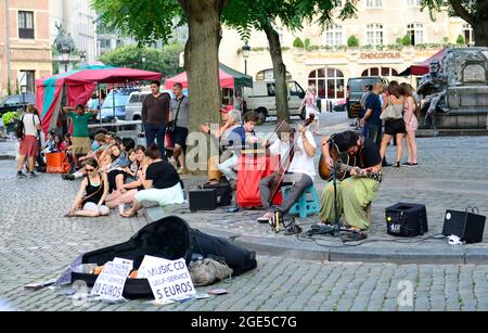 Musiker spielen vor einer großen jungen Krähen im Zentrum von Burssels, Belgien. Stockfoto