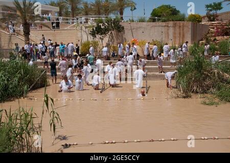 Christen, die im Jordan, Bethanien, Jordanien und im Nahen Osten baden und getauft werden Stockfoto