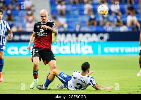Malaga, Spanien. August 2021. Javi Jimenez aus Malaga und Oriol Rey von CD Mirandes sind während des Fußballmatches La Liga Smartbank 2021/2022 zwischen Malaga CF und CD Mirandes im La Rosaleda Stadium in Malaga in Aktion zu sehen. (Endnote; Malaga CF 0:0 CD Mirandes) (Foto von Francis Gonzalez/SOPA Images/Sipa USA) Quelle: SIPA USA/Alamy Live News Stockfoto