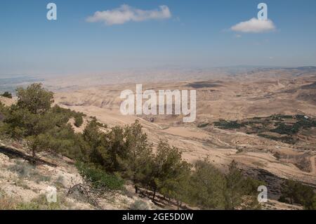 Blick vom Mount Nebo, Jordanien, Naher Osten. Wenig Vegetation, trockenes Land. Moses soll das gelobte Land von hier aus gesehen haben, aber nie angekommen sein Stockfoto