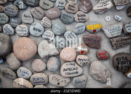 Buenos Aires, Argentinien. August 2021. Steine mit den Namen der Opfer werden während des Gedenkens gesehen. Marsch der Steine, eine Hommage an die Opfer von Covid-19 und Ablehnung der Regierung. Der Aufruf zielt darauf ab, jeden der durch das Coronavirus Verstorbenen mit einem Stein zu repräsentieren und vor den Gebäuden der Zentralregierung aufzudecken, um das Management der Pandemie in Buenos Aires, Argentinien, zu widerlegen. Kredit: SOPA Images Limited/Alamy Live Nachrichten Stockfoto