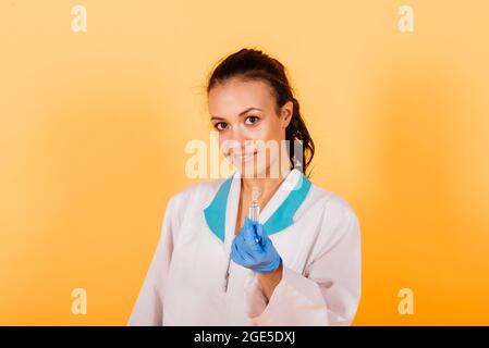 Afroamerikanische Ärztin, Maske, stethoskope, Robe-Impfstoff im Studio Stockfoto