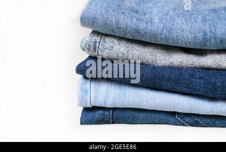 Blue Denim Jeans Textur. Verwendet verschiedene Jeans in einem Stapel auf weißem Hintergrund isoliert gestapelt Stockfoto